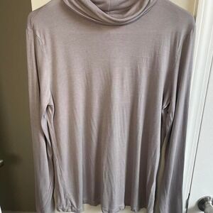 Grey long sleeve H&M turtleneck top, soft and stretchy, size L